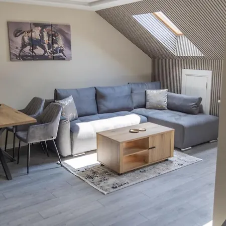 Aqua Lux アパート *