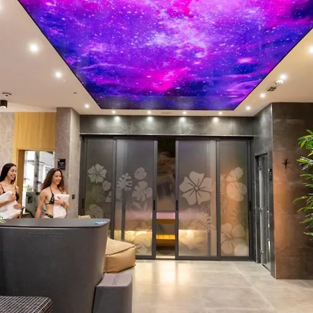 Aqua Lux アパート *